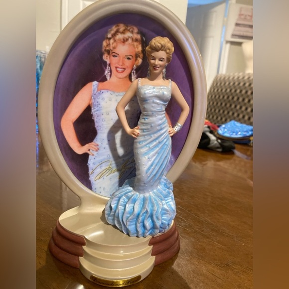 MARILYN MONROE STATUES AND PLATES BY BRADFORD EXCHANGE - Picture 5 of 11